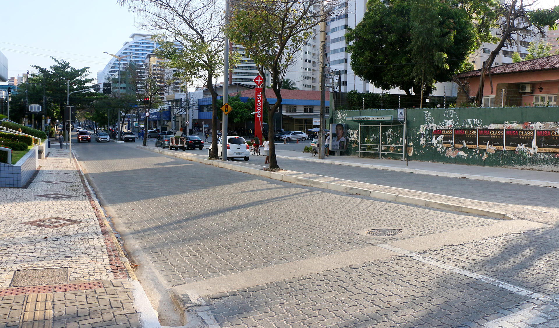 a foto mostra uma calçada na avenida desembargador moreira